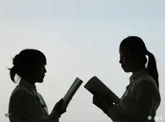 朝鲜女人在法兰克福书展上读她们祖国的书