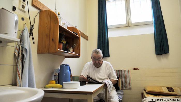 В камере тюрьмы для пожилых в Зингене