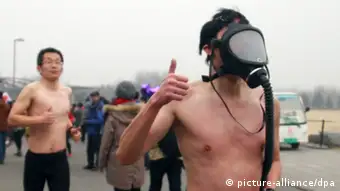 China Jogger mit Gasmaske