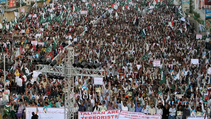 Pakistan Demonstration gegen Taliban in Karachi