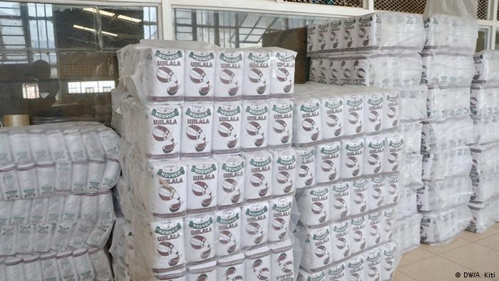 Bags of flour in Kenya (DW/A. Kiti)