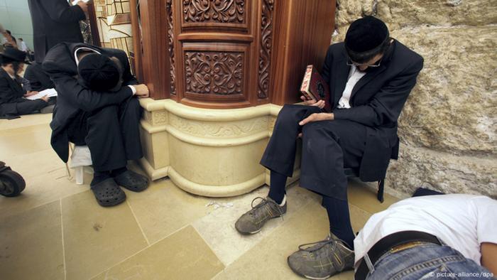 Orthodoxe Juden am Fastentag Tisha B'Av - Foto: EPA/JIM HOLLANDER