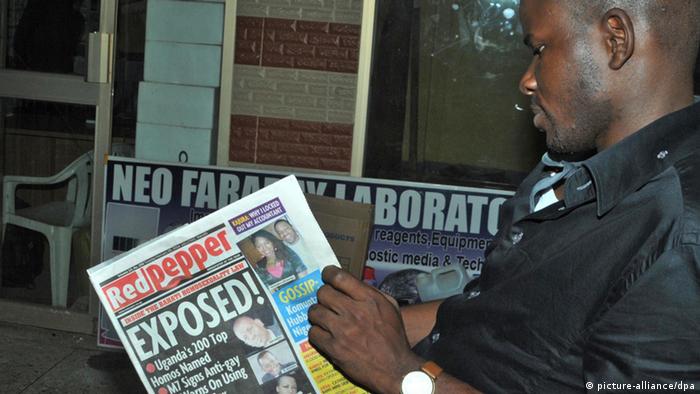 Ein Ugander hält eine Ausgabe der Boulevardzeitung Red Pepper vom 25.02.2014 mit der Schlagzeile Exposed in der Hand (Foto: picture-alliance/dpa).