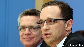 Bundesinnenminister Thomas de Maiziere (CDU) und Justizminister Heiko Maas (SPD) vor der Presse (Foto: dpa)