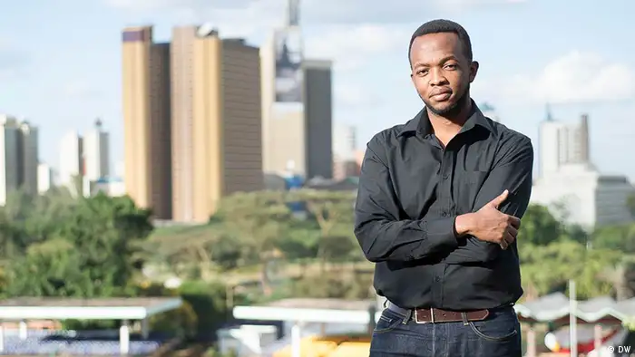Der IT-Spezialist Mark Kaigwa vor der Skyline von Nairobi