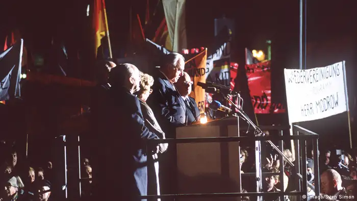 19 كانون الأول / ديسمبر 1989 المستشار الألماني هيلموت كول في مدينة دريسدن