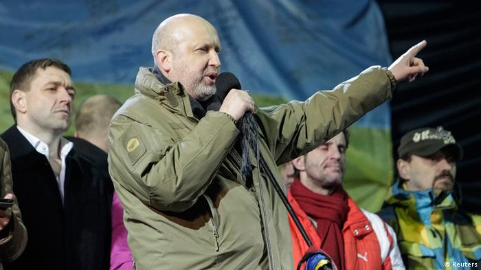 Turchyno holds a microphone (Foto: Konstantin Chernichkin/REUTERS)
