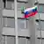 Российский флаг на фоне здания парламента Крыма в Симферополе