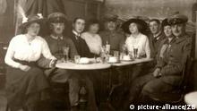 Deutsche Soldaten auf Fronturlaub besuchen mit ihren Frauen 1915 ein Berliner Café.(Foto: Archiv Historische Alltagsfotografie)