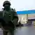 Вооруженные люди патрулируют возле здания аэровокзала Симферополя