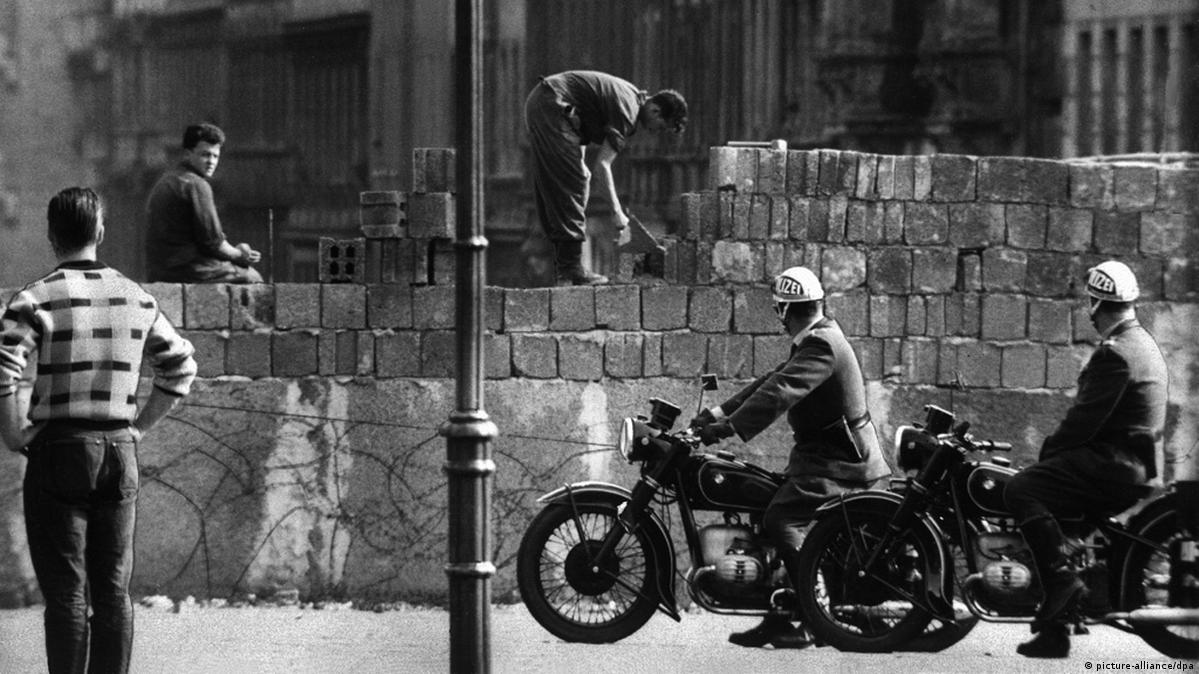 1961: What Germany was like when the Berlin Wall was built – DW ...