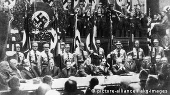 Deutsche Wissenschaftler bekennen sich im November 1933 in Leipzig zu Adolf Hitler (Foto: picture-alliance)