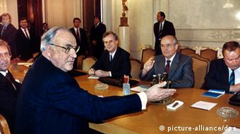 Helmut Kohl 1990 zu Besuch bei Michail Gorbatschow in Moskau. (Foto: dpa)