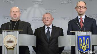 Der ukrainische Übergangspräsident Alexander Turtschinow (links), Regierungschef Arseni Jazenjuk (rechts) und Verteidigungsminister Igor Tenjuk (Foto: Reuters)