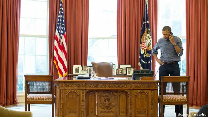 Obama on the telephone in the Oval Office (picture-alliance/dpa)