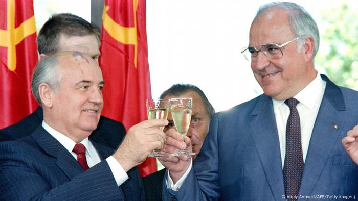 Mikhail Gorbachev and Helmut Kohl with champagne glasses