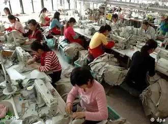 官员一顿饭，民工一年粮。在纺织厂做工的民工只能挣到微薄的工资