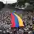 Mit einer riesigen Venezuela-Fahne ziehen Tausende durch Caracas (Foto: afp/Getty Images)