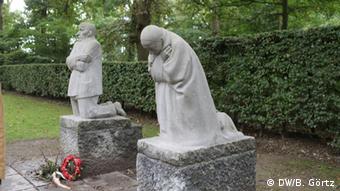 Die Trauernden Eltern von Käthe Kollwitz. Ihr Sohn Peter starb im Oktober 1914, weniger als eine Woche nach seiner Ankunft an der Front. (Foto: B.Görtz/DW)