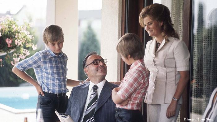 Kohl rodeado de sus hijos y su esposa Hannelore. 