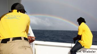 Kapitän Philbert und seine Mannschaft lauschen mit Mikrofonen unter Wasser nach Walen auf Dominica (Foto: DW/Griebeler)