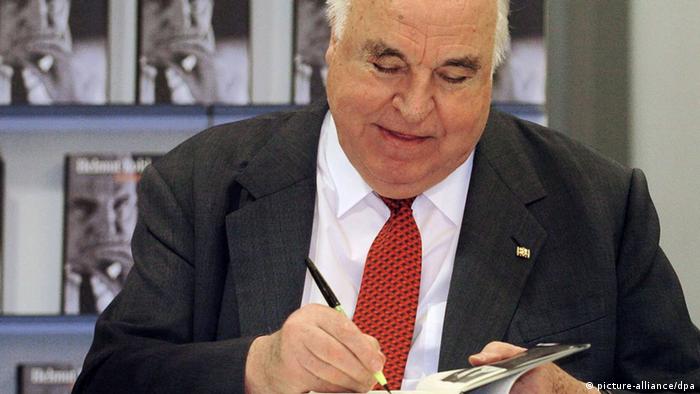 Helmut Kohl signiert Bücher (2004) (Foto: Endig/DW)
