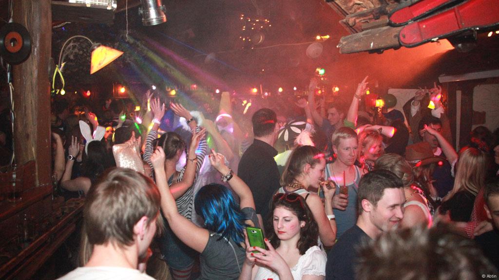Feurige Teens Lassen Die Sau Bei Einer Party Raus Feurige Teens Lassen Die Sau Bei Einer Party Raus