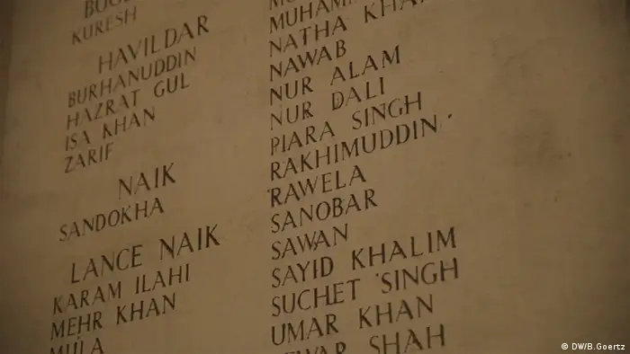 Eingravierte Namen im Menen-Tor in Ypern Belgien