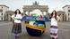Folkloretänzerinnen vor dem Brandenburger Tor (Foto: DPA) Folkloretänzerinnen vor dem Brandenburger Tor (Foto: DPA)