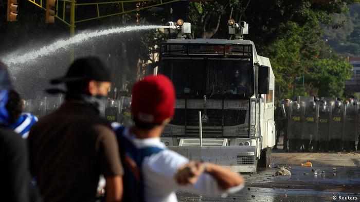 Wasserwerfer gegen steinewerfende Demonstranten in Caracas (Foto: rtr)