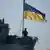 Soldat auf ukrainischem Kriegsschiff mit Flagge (foto: reuters)
