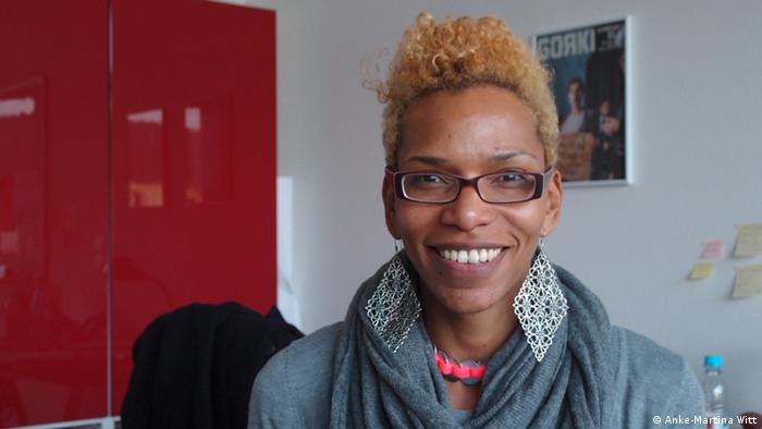 Die schwarze Berliner Lehrerin Saraya Gomis sitzt im Lehrerzimmer und erzählt über Vorurteile und Klischees, die ihr begegnet sind (Foto: Anke-Martina Witt)