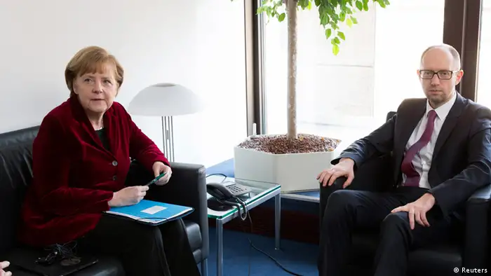 Der ukrainische Ministerpräsident Arseni Jazenjuk und Bundeskanzlerin Angela Merkel beim EU-Gipfel am 6. März 2014 (Foto: Reuters/Stringer)