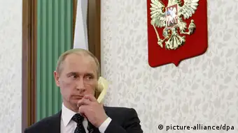 Russland Präsident Wladimir Putin mit Telefon