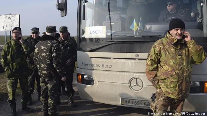 OSZE-Militärbeobachter warten am Chongar-Checkpoint - der Zugang zur Krim wird ihnen bislang verwehrt (Foto: ALEXANDER NEMENOV/AFP/Getty Images)