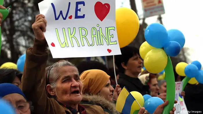 Frau hält bei einer Demonstration in Bachtschyssaraj ein Schild mit der Aufschrift I love Ukraine hoch (Foto: Spencer Platt/Getty Images)
