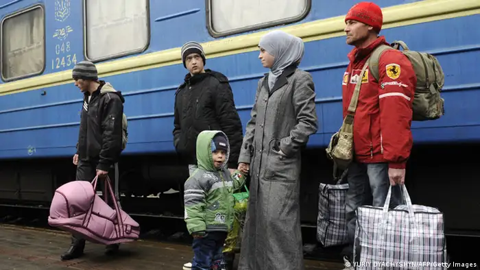 Eine Familie - muslimische Krimtataren - steigt in Lviv (Lemberg) aus einem Zug, Sind sind von der Krim geflohen (Foto: YURIY DYACHYSHYN/AFP/Getty Images)
