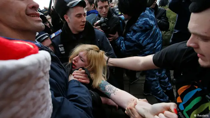 Eine Femen-Aktivistin wird von Sicherheitskräften festgehalten (Foto: Reuters/David Mdzinarishvili )