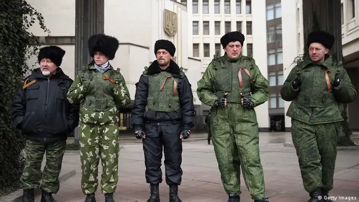 Kosaken vor dem Parlament in der Krim-Hauptstadt Simferopol (Foto: Sean Gallup/Getty Images)