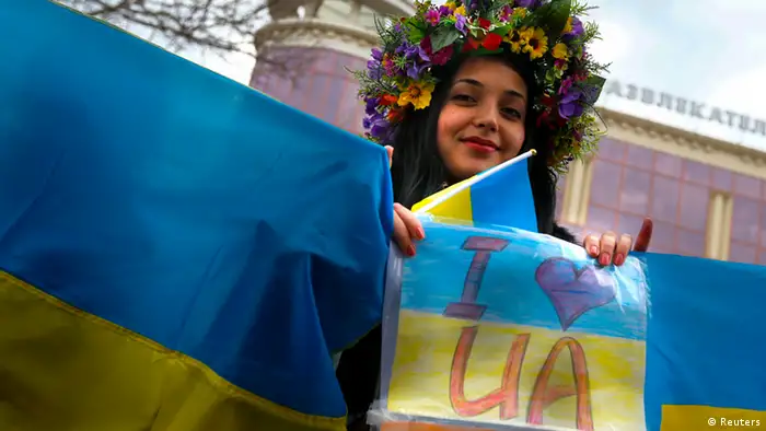 Eine pro-ukrainische Demonstrantin mit Blumenkranz in Simferopol (Foto: Reuters/Thomas Peter)