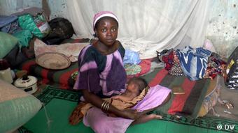 Amina Alhaji Ali (23) mit ihrem Baby in Yamaltu Deba