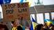 Ein Demonstrant vor dem Brandenburger Tor in Berlin hält ein Schild mit der Aufschrift "Stop Blood, Stop War, Stop Putin" hoch (Foto: picture-alliance/dpa) Ein Demonstrant vor dem Brandenburger Tor in Berlin hält ein Schild mit der Aufschrift "Stop Blood, Stop War, Stop Putin" hoch (Foto: picture-alliance/dpa)