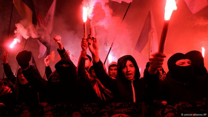 Aktivisten der Partei Swoboda veranstalten Fackelmärsche (Foto:AP Photo/Sergei Chuzavkov)