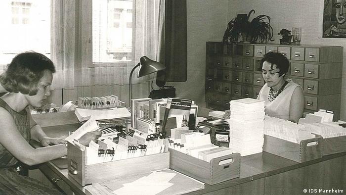Zwei IDS-Mitarbeiterinnen arbeiten in den 1960er Jahren in einem Büro im Mannheimer Institut für Deutsche Sprache (Foto: IDS Mannheim)