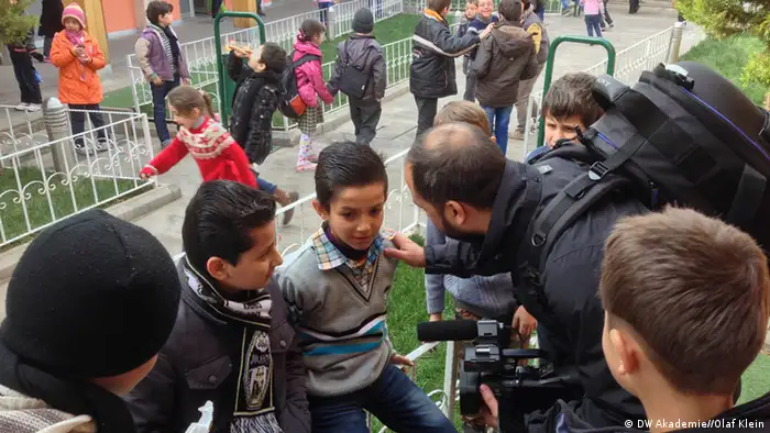 Yalla Nehna video journalist with Syrian refugee children in Gaziantep, Turkey (photo: DW Akademie/Olaf Klein).