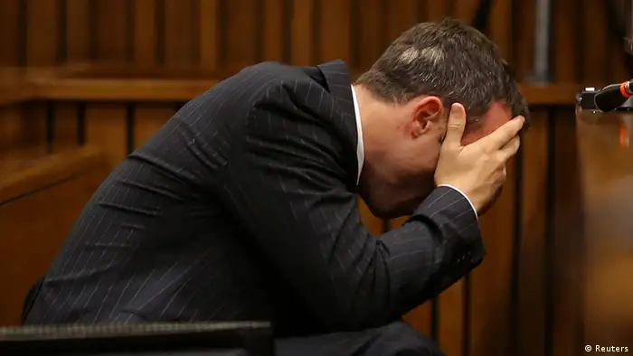 Der angeklagte Oscar Pistorius übergibt sich (Foto: REUTERS/Siphiwe Sibeko)