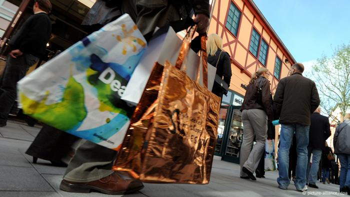 Mit vielen Einkaufstaschen in der Hand geht ein Kunde am durch das Designer-Outlet in Neumünster (Schleswig-Holstein). (Foto: Carsten Rehder, dpa)
