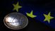 Монета евро на фоне флага Евросоюза Монета евро на фоне флага Евросоюза