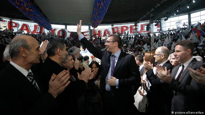 Aleksandar Vucic waves to a crowd of supporters (Photo: EPA/ANDREJ CUKIC +++(c) dpa - Bildfunk+++)