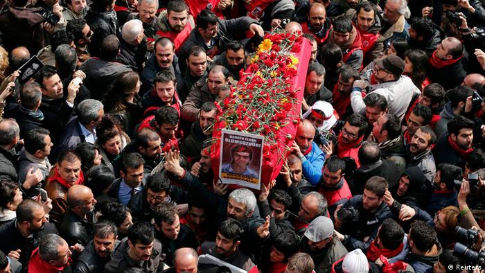 Zehntausende drängen in der Nähe des alevitischen Gotteshauses im Istanbuler Stadtviertel Okmeydani zur Beerdigung des 15-jährigen Berkin Elvan (Foto: Reuters)